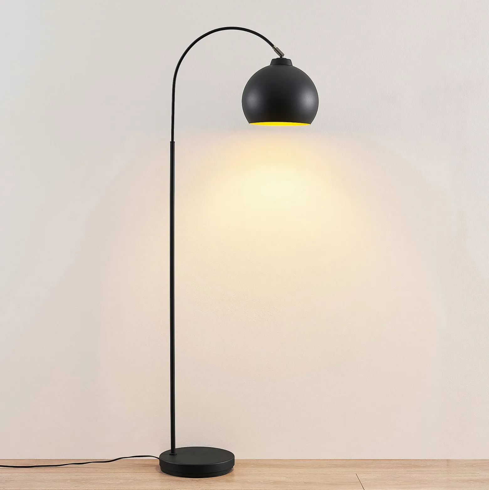 Lindby kaarilamppu Minali, musta, metalli, korkeus 148 cm, E27