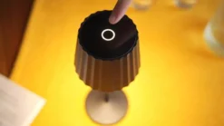 Lindby LED-akkukäyttöinen pöytävalaisin Esali, musta, metalli, IP65
