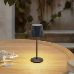 Lindby LED-akkukäyttöinen pöytävalaisin Esali, musta, metalli, IP65