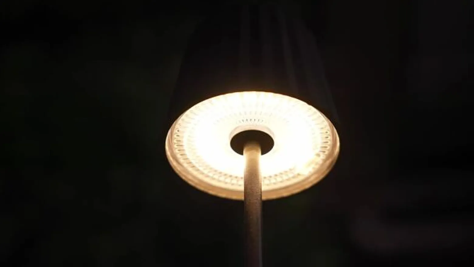 Lindby LED-akkukäyttöinen pöytävalaisin Esali, musta, metalli, IP65