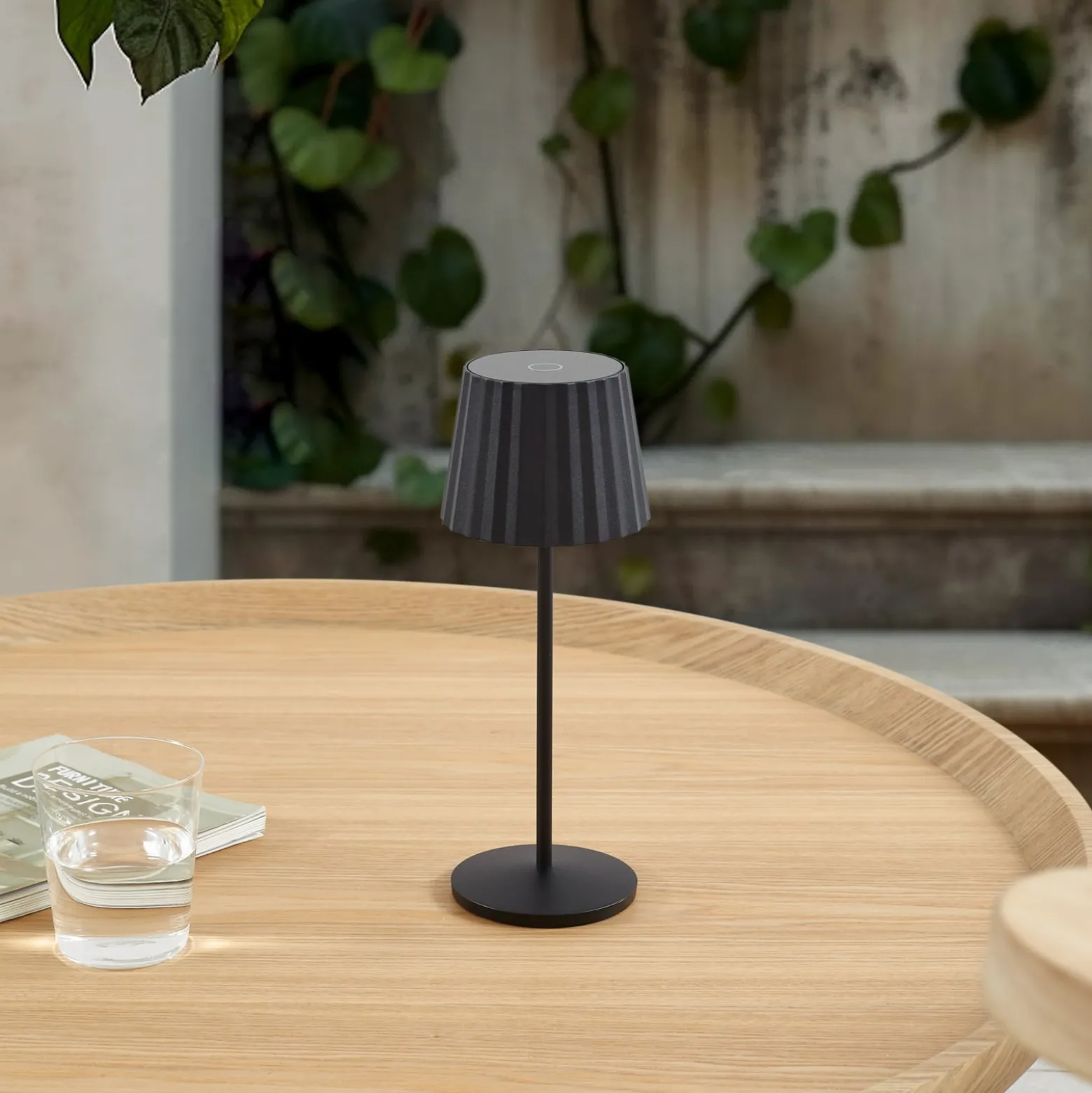 Lindby LED-akkukäyttöinen pöytävalaisin Esali, musta, metalli, IP65