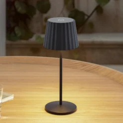 Lindby LED-akkukäyttöinen pöytävalaisin Esali, musta, metalli, IP65