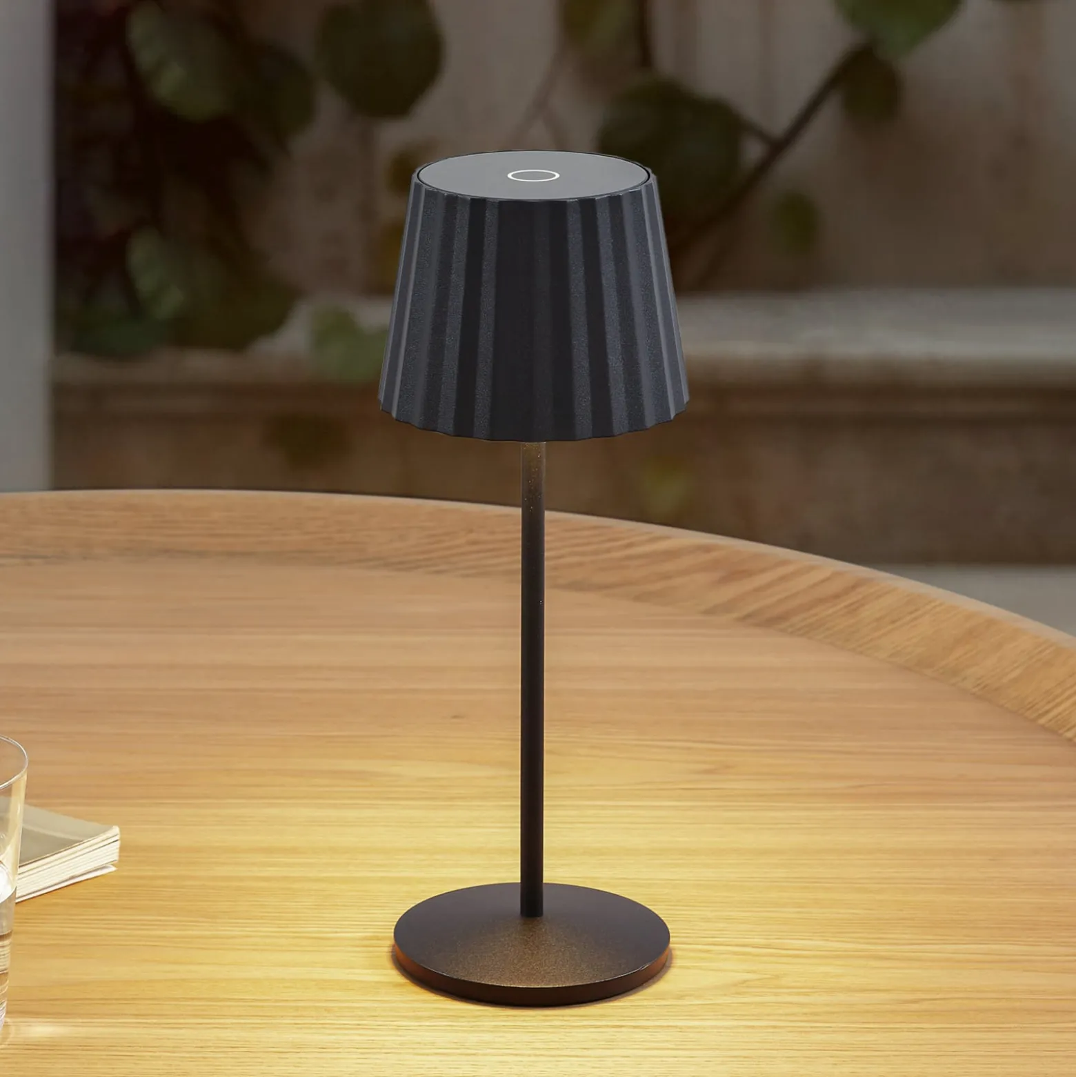 Lindby LED-akkukäyttöinen pöytävalaisin Esali, musta, metalli, IP65