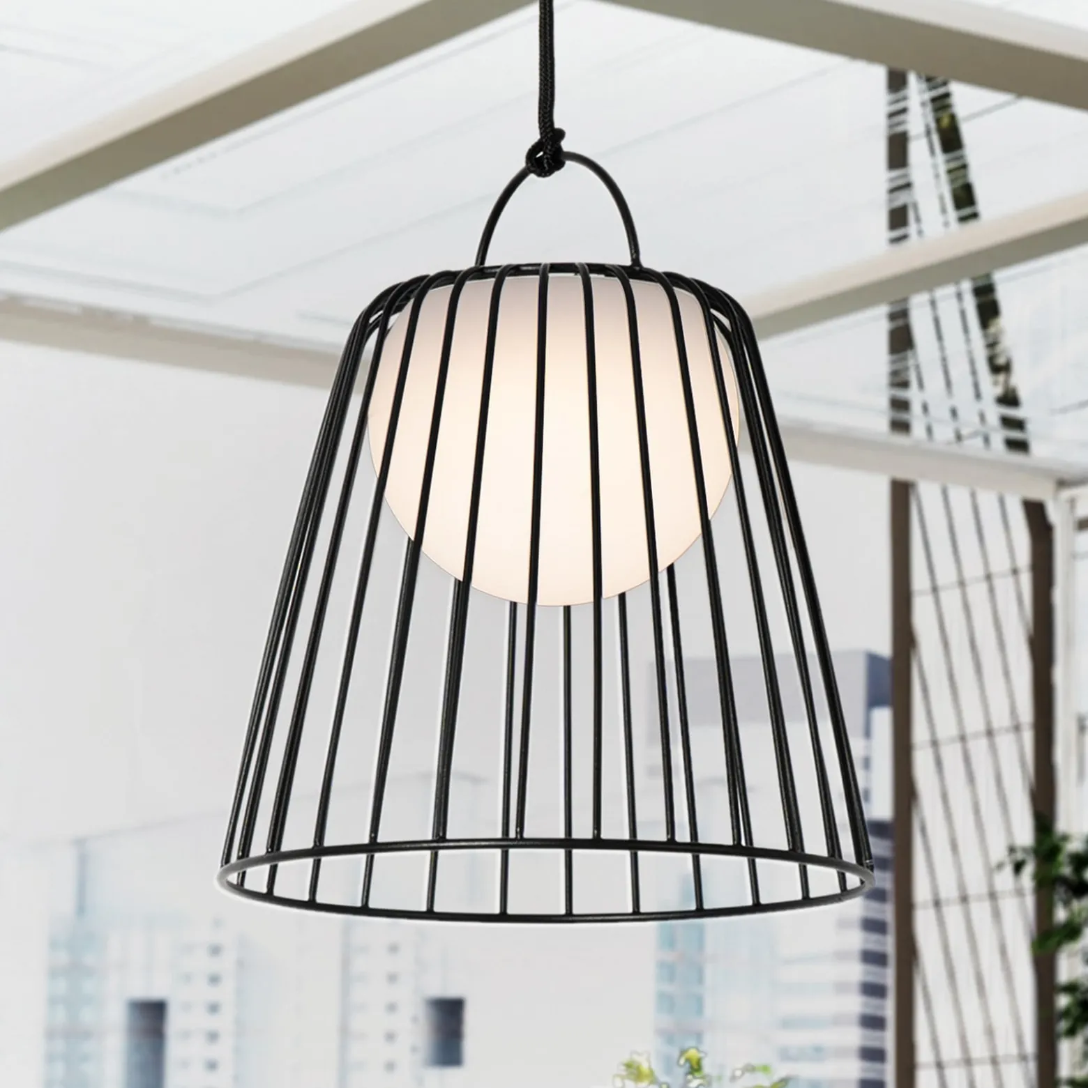 Lindby LED-akkukäyttöinen ulkoriippuvalaisin Levino, musta, metalli