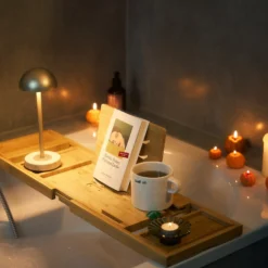 Lindby LED-akku-pöytälamppu Pippin, kulta/travertiini, IP44