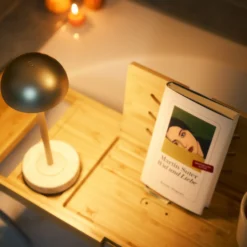 Lindby LED-akku-pöytälamppu Pippin, kulta/travertiini, IP44