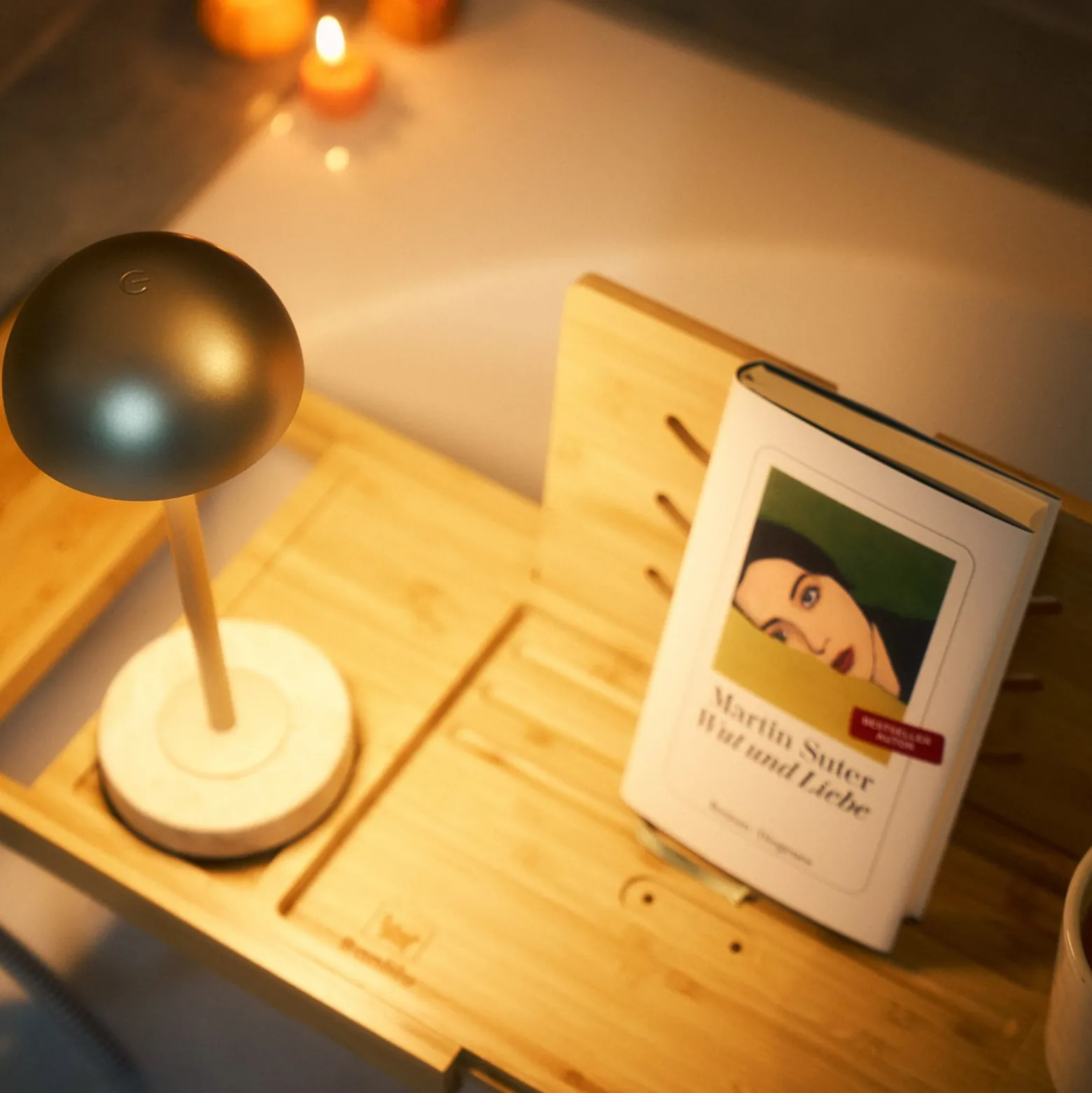 Lindby LED-akku-pöytälamppu Pippin, kulta/travertiini, IP44