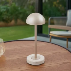 Lindby LED-akku-pöytälamppu Pippin, kulta/travertiini, IP44