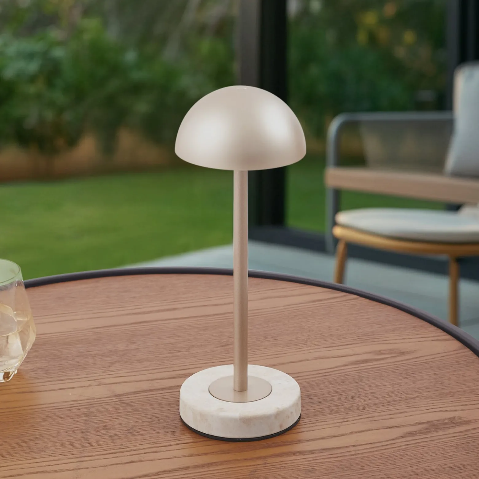 Lindby LED-akku-pöytälamppu Pippin, kulta/travertiini, IP44