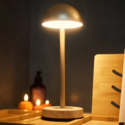 Lindby LED-akku-pöytälamppu Pippin, kulta/travertiini, IP44