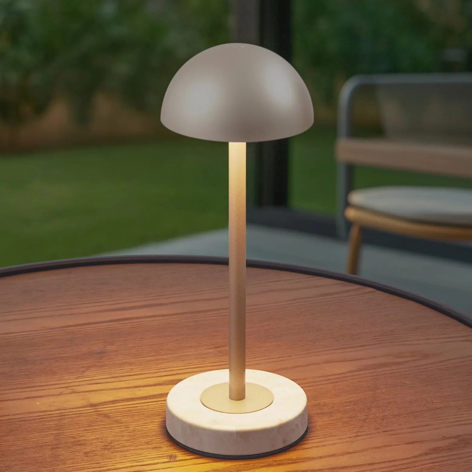 Lindby LED-akku-pöytälamppu Pippin, kulta/travertiini, IP44