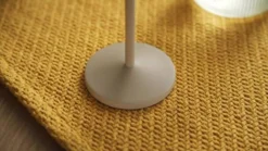 Lindby LED-akku-pöytävalaisin Arietty, beige, himmennettävä, IP65