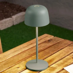 Lindby LED-akku-pöytävalaisin Arietty, vihreä, himmennettävä, IP65