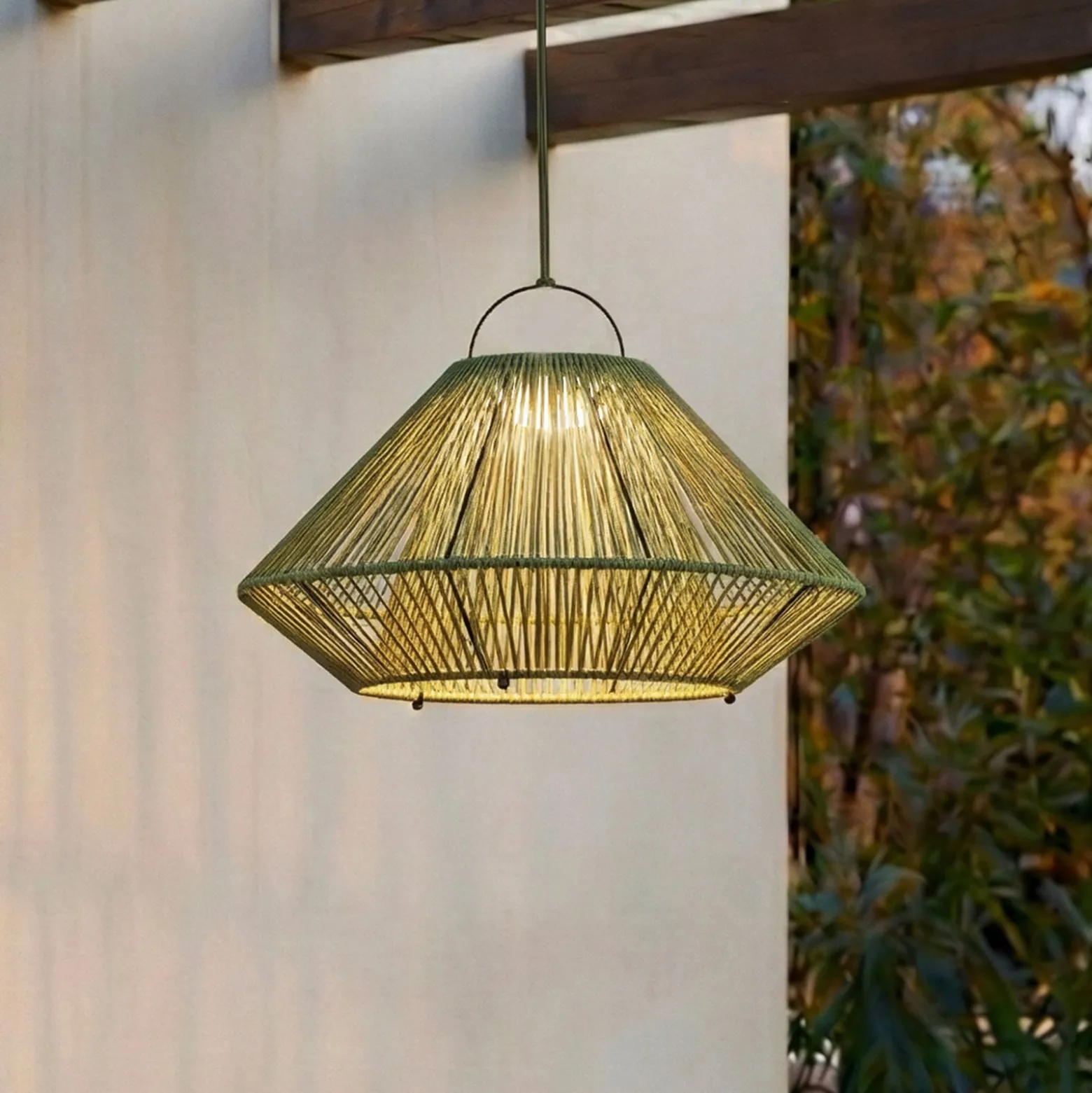 Lindby LED-aurinkokäyttöinen riippuvalaisin Austas, vihreä, Ø 50 cm, USB, IP54