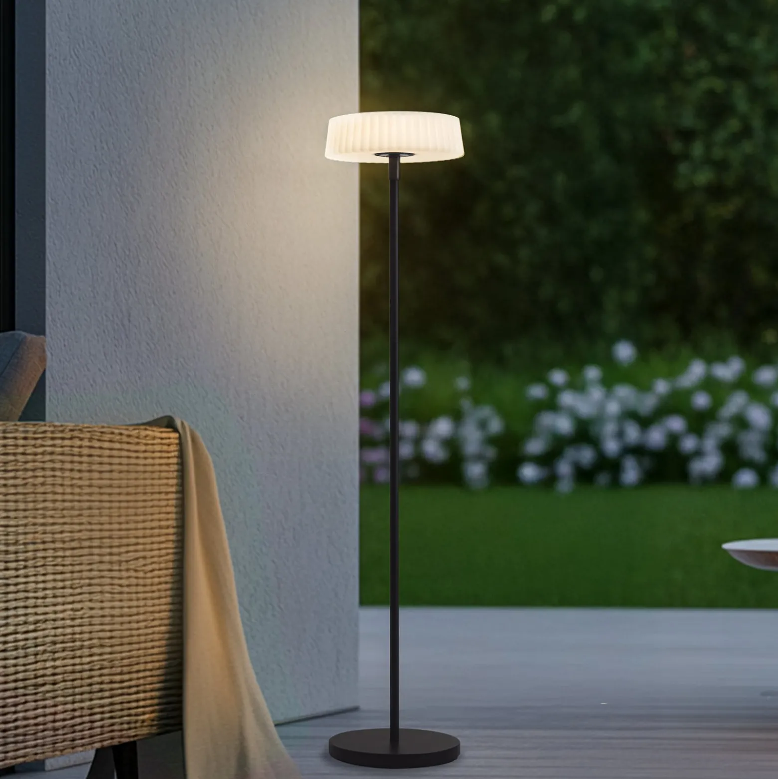 Lindby LED-aurinkolattiavalaisin Samine, musta, metalli, himmennettävä