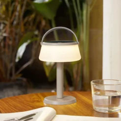 Lindby LED-aurinkopöytävalaisin Mikkel, beige, himmennettävä, 7 cm