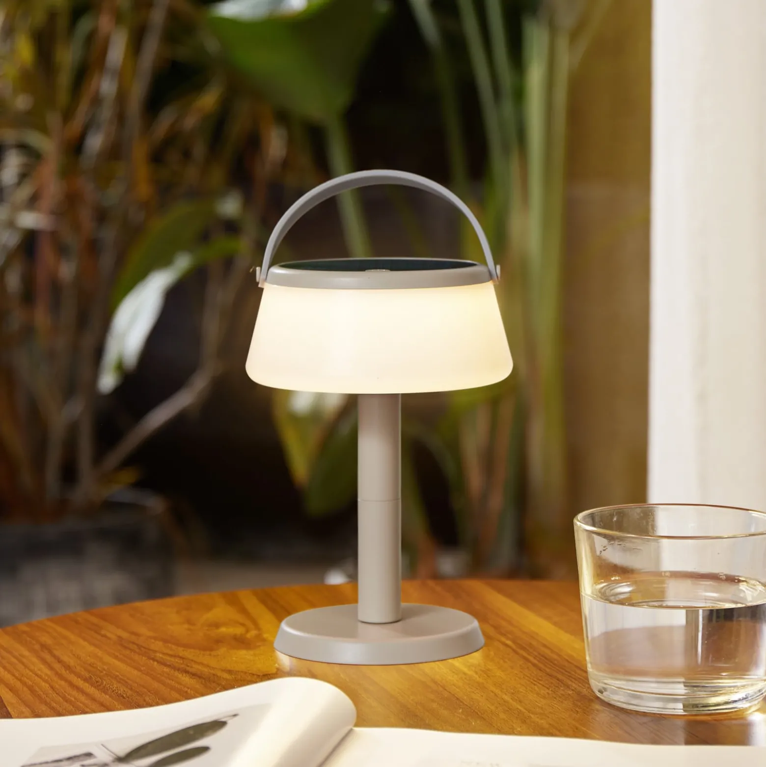 Lindby LED-aurinkopöytävalaisin Mikkel, beige, himmennettävä, 7 cm