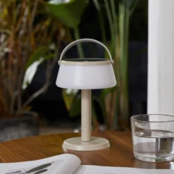 Lindby LED-aurinkopöytävalaisin Mikkel, beige, himmennettävä, 7 cm