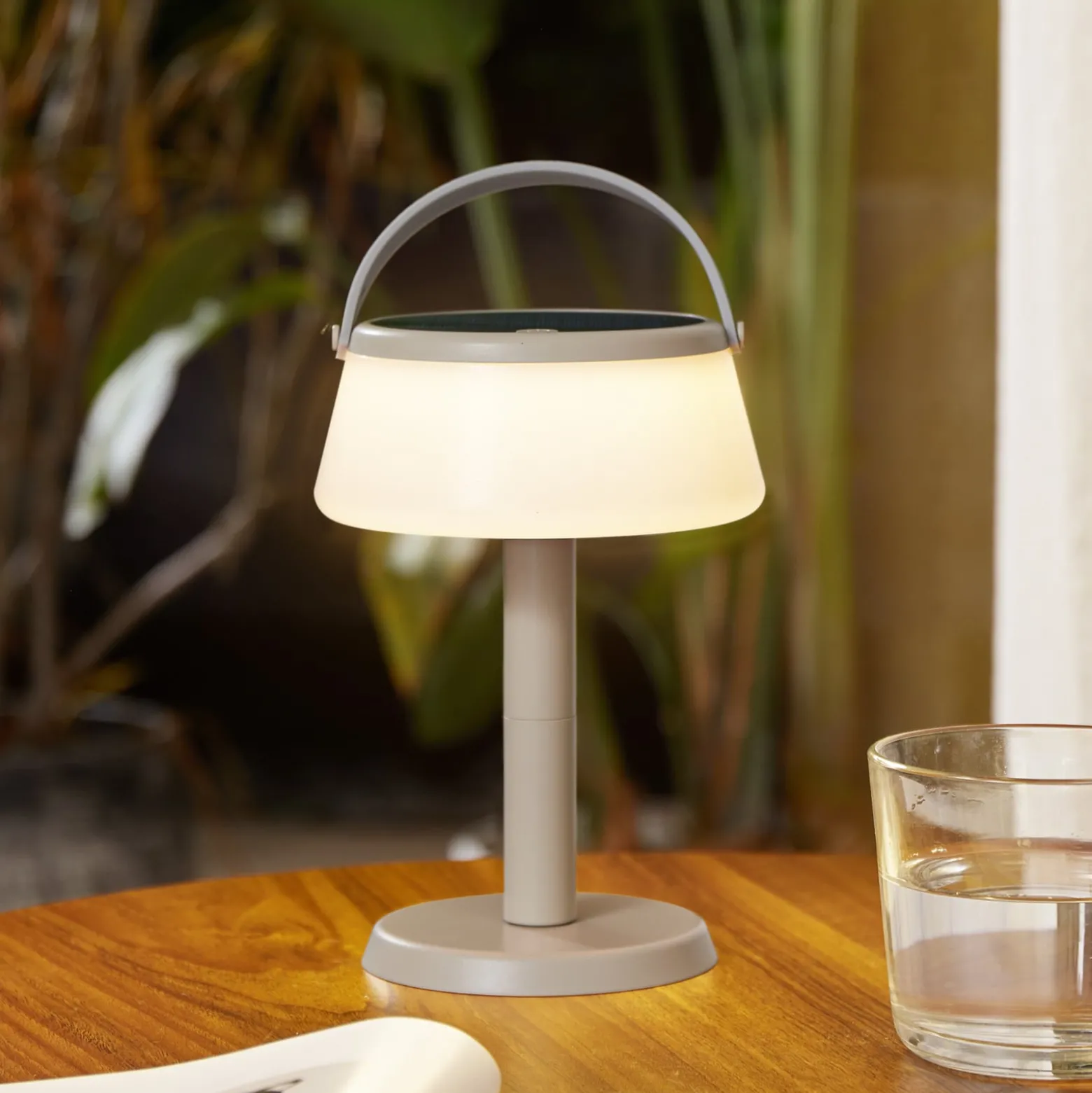 Lindby LED-aurinkopöytävalaisin Mikkel, beige, himmennettävä, 7 cm