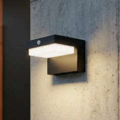 Lindby LED-aurinkoseinävalaisin Eleazar, musta, anturi, himmennettävä