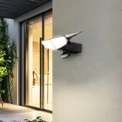 Lindby LED-aurinkoseinävalaisin Naelin, musta, anturi, IP44