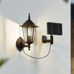 Lindby LED-aurinkoseinävalaisin Sayata, musta, alumiini, lyhty