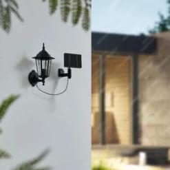 Lindby LED-aurinkoseinävalaisin Sayata, musta, alumiini, lyhty