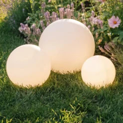 Lindby LED-aurinkovalaisimet Lago, sarja 3 kpl, pallot, maapiikki, valkoinen