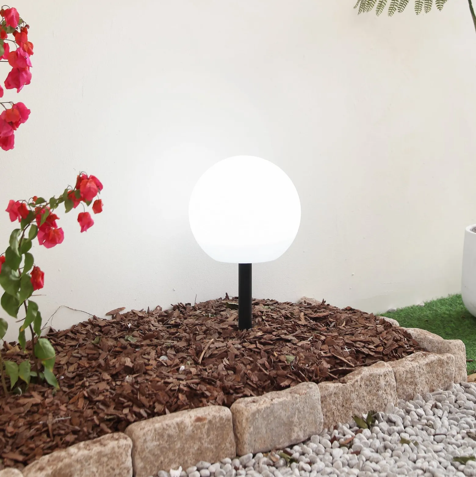 Lindby LED-aurinkovalaisin Lago, Ø 25 cm, maapallo, maapiikki, valkoinen