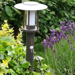 Lindby LED-jalustavalaisin Pavlos, 55 cm, ruosteenvärinen, anturi