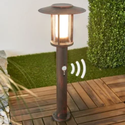 Lindby LED-jalustavalaisin Pavlos, 55 cm, ruosteenvärinen, anturi
