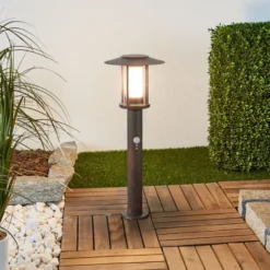 Lindby LED-jalustavalaisin Pavlos, 55 cm, ruosteenvärinen, anturi