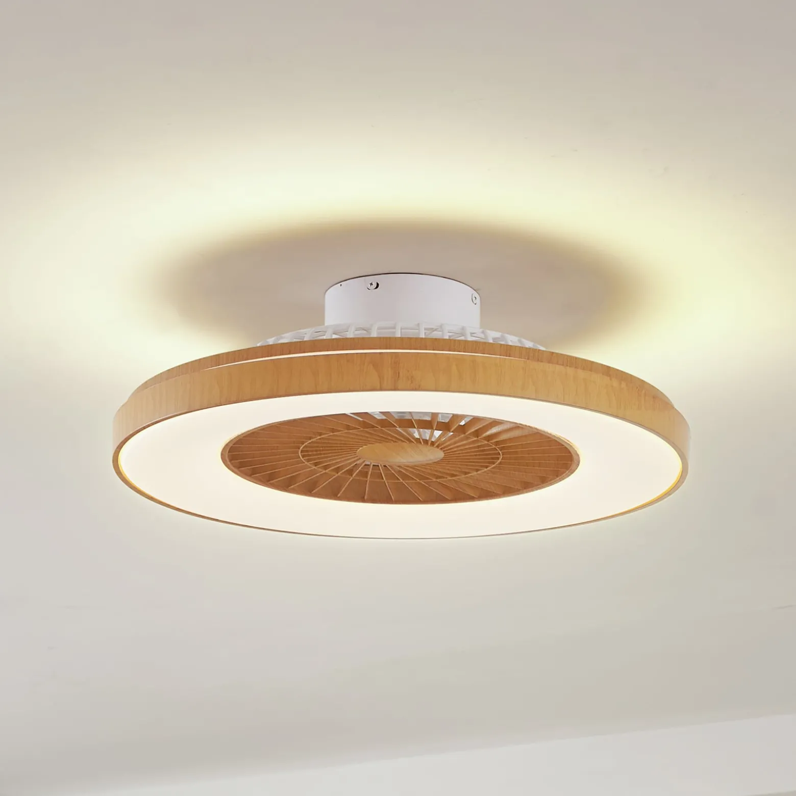 Lindby LED-kattotuuletin Teleo, Ø 58 cm, puunvärinen, CCT