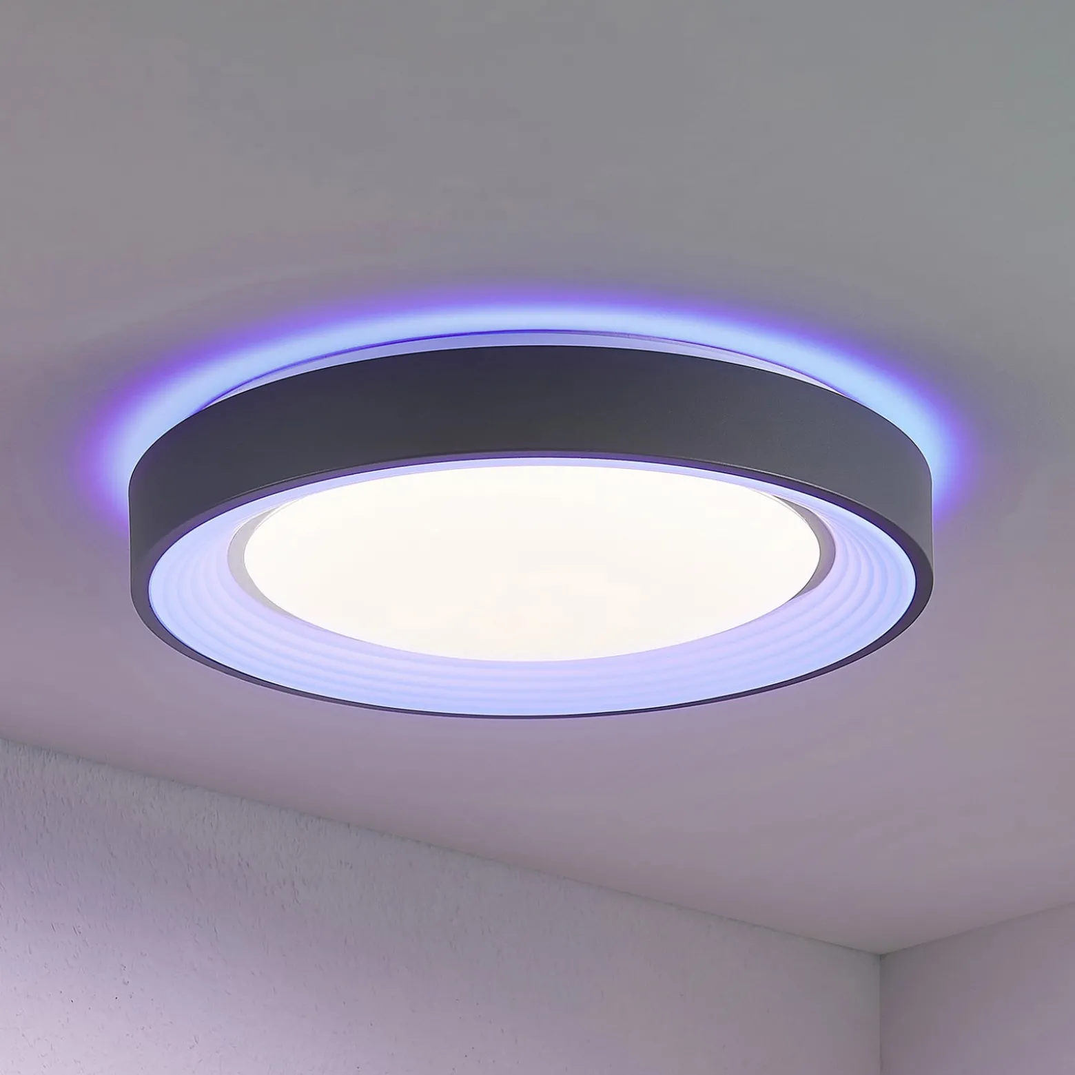 Lindby LED-kattovalaisin Lindum, RGB, CCT, kaukosäädin, himmennettävä