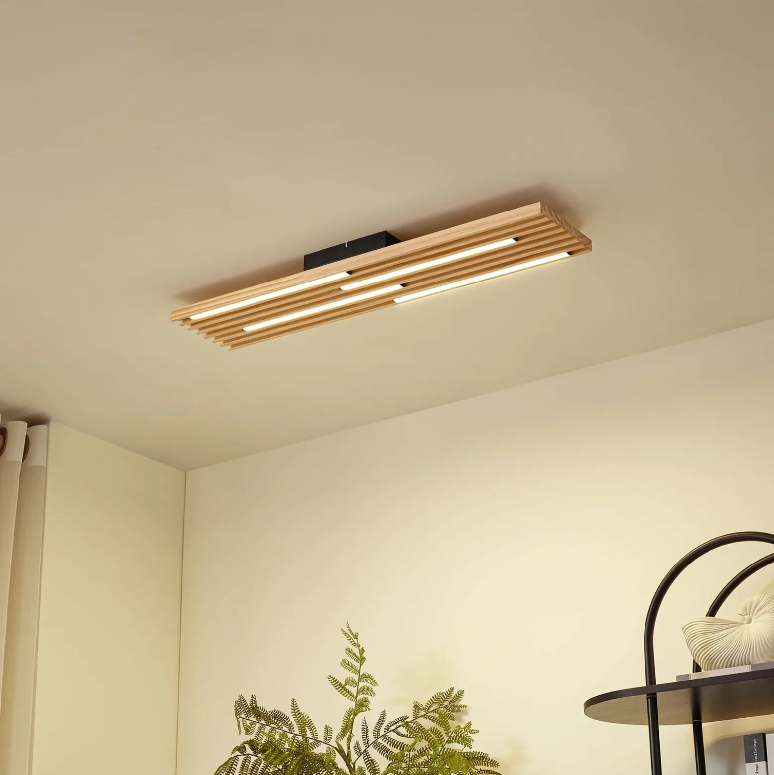 Lindby LED-kattovalaisin Madero, mäntypuuta, 90 cm x 20 cm