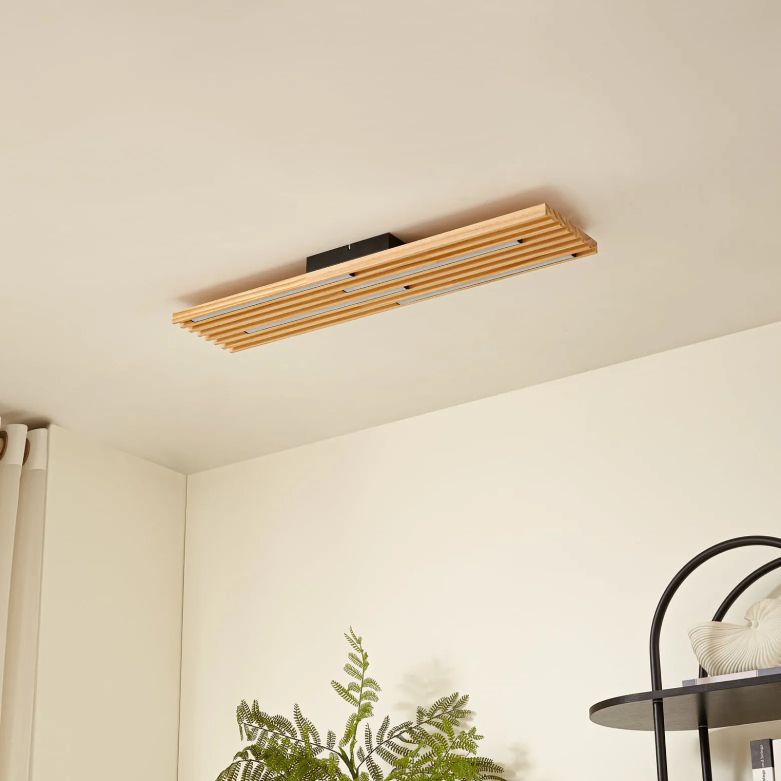 Lindby LED-kattovalaisin Madero, mäntypuuta, 90 cm x 20 cm