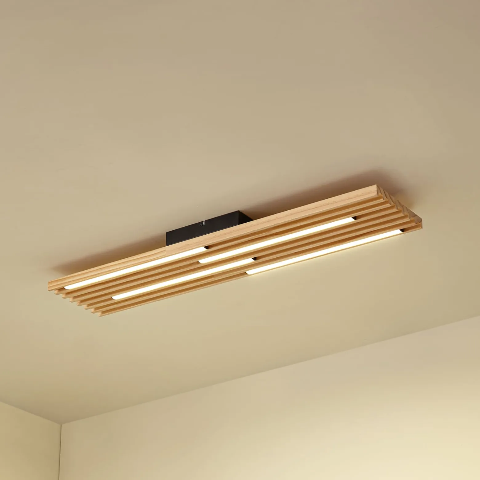 Lindby LED-kattovalaisin Madero, mäntypuuta, 90 cm x 20 cm