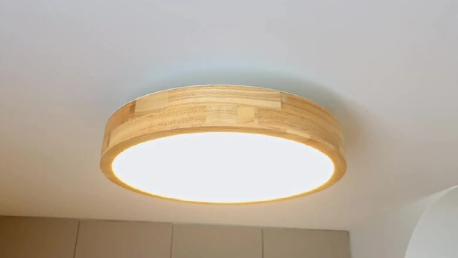 Lindby LED-kattovalaisin Milada, tammi, CCT, kaukosäädin