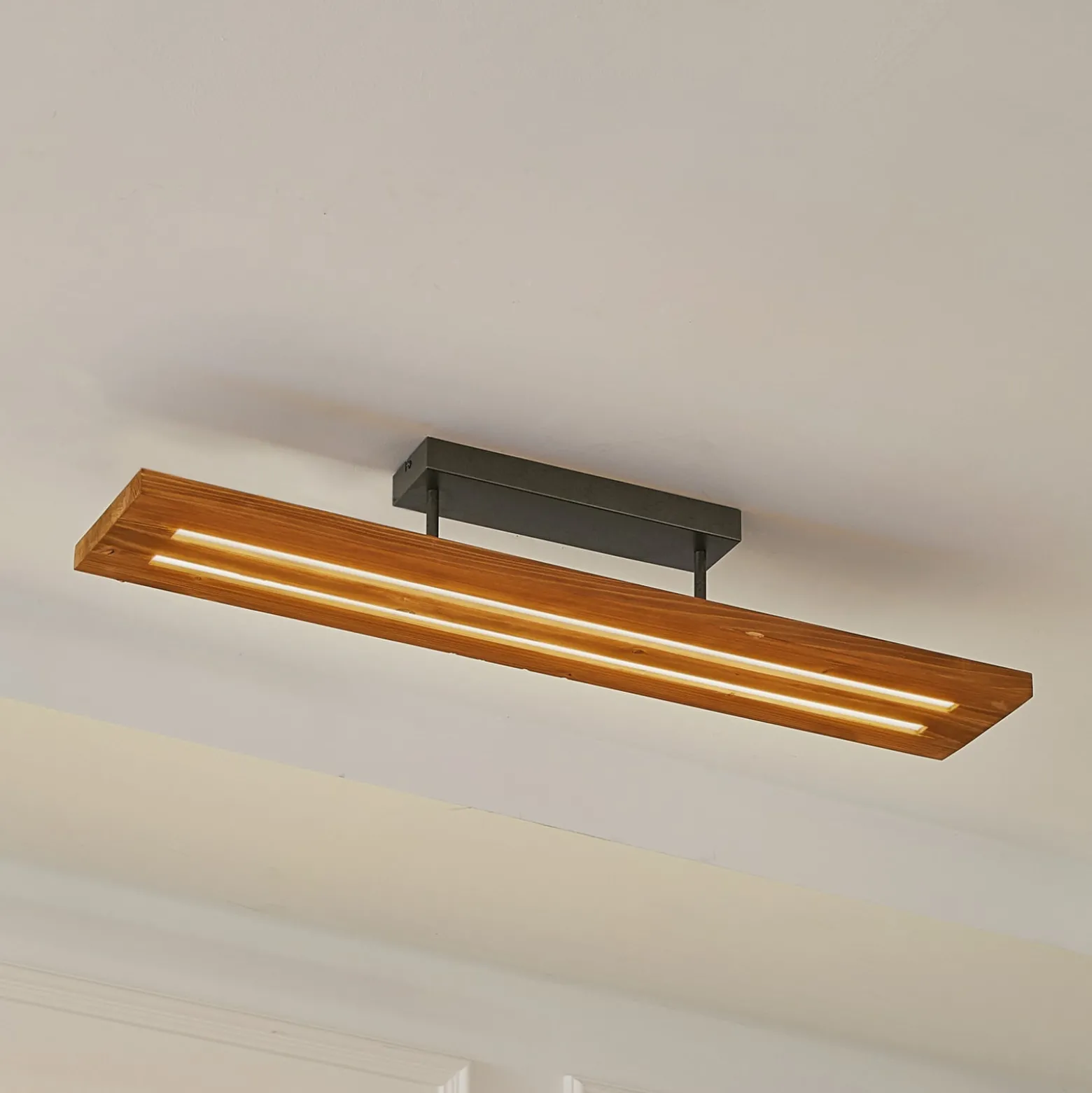 Lindby LED-kattovalaisin Nesaja, musta, puu, 98cm, himmennettävä