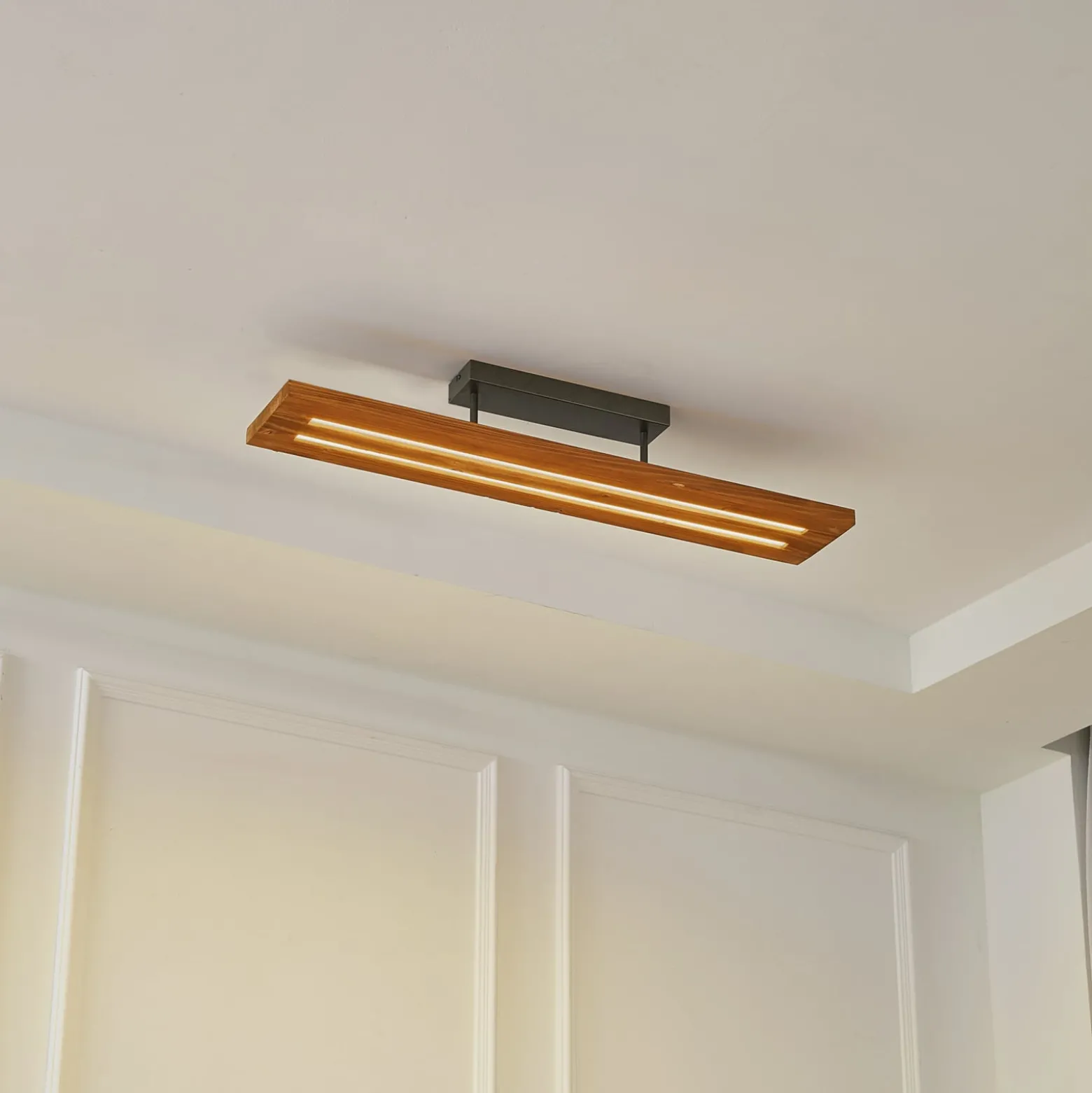 Lindby LED-kattovalaisin Nesaja, musta, puu, 98cm, himmennettävä