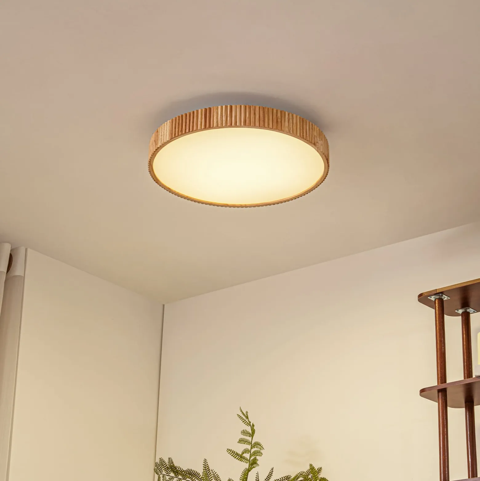 Lindby LED-kattovalaisin Velua, valkoinen/vaalea puu, CCT, Ø 50 cm