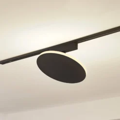 Lindby LED-kiskovalaisin Lumaro, musta, alumiini, 48V, himmennettävä