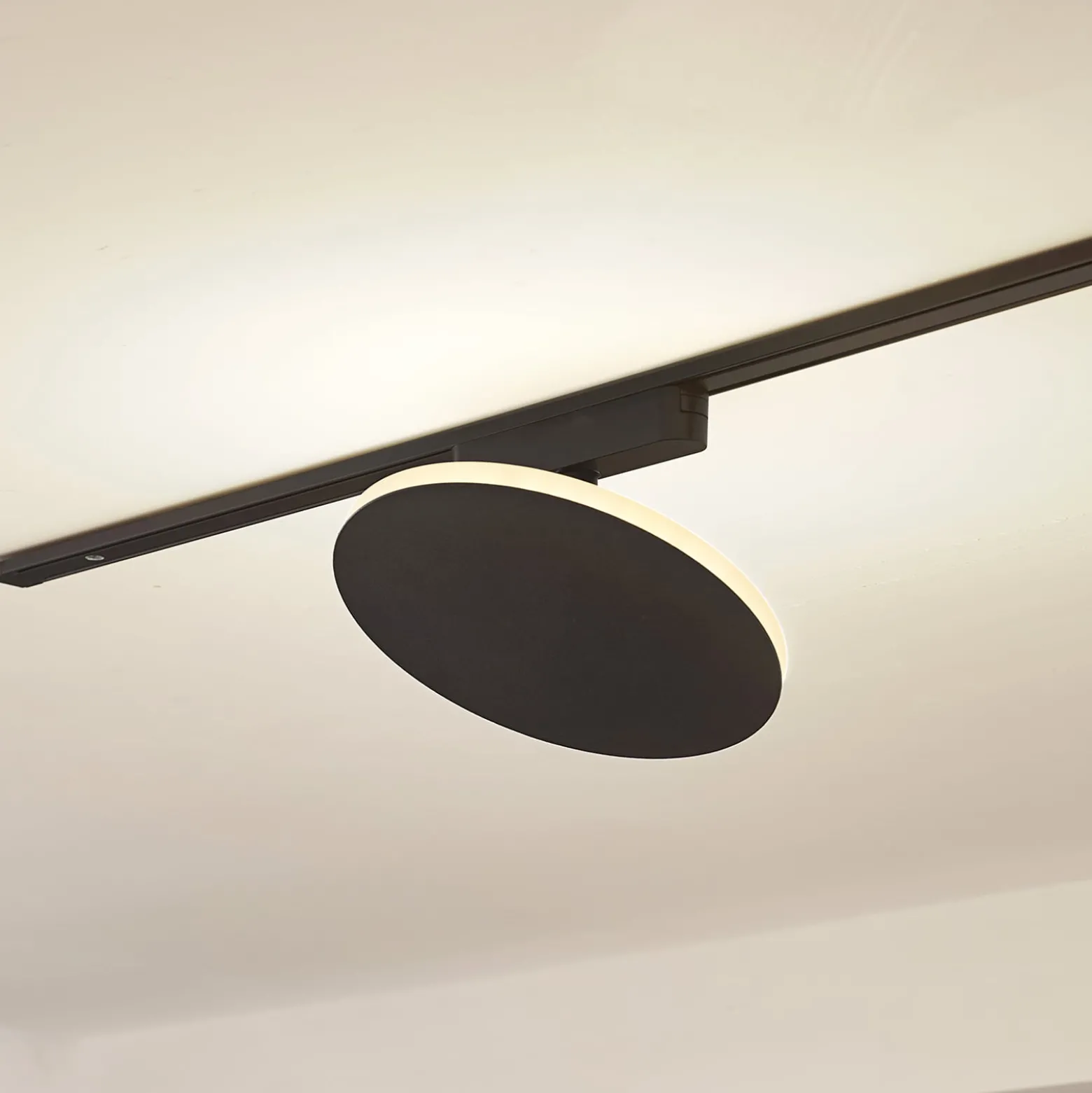 Lindby LED-kiskovalaisin Lumaro, musta, alumiini, 48V, himmennettävä