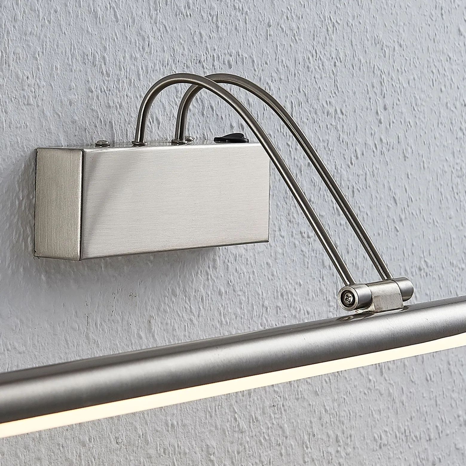 Lindby LED-kuvavalaisin Mailine, 69 cm, nikkeli, kytkin