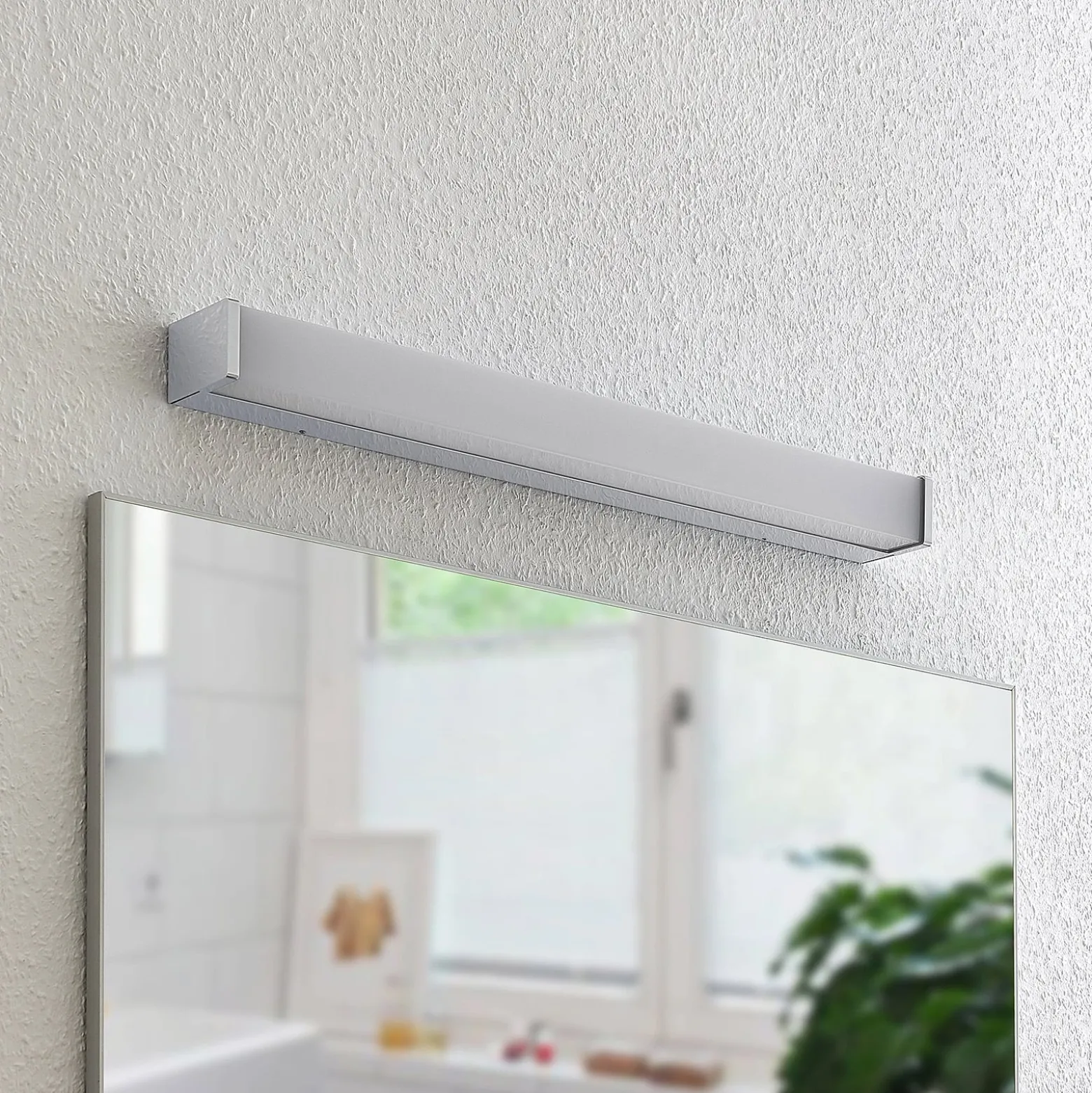 Lindby LED-kylpyhuonevalaisin Klea, 60 cm, kromi, metalli, IP 44