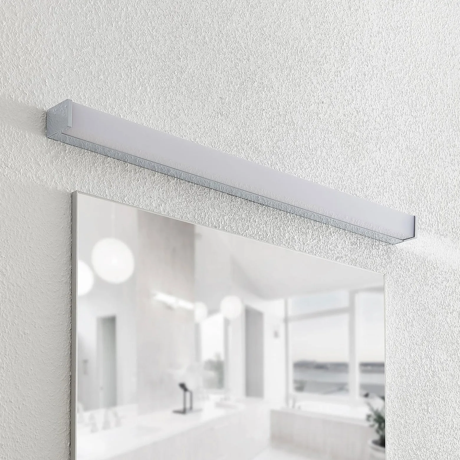 Lindby LED-kylpyhuonevalaisin Klea, 90 cm, kromi, metalli, IP 44