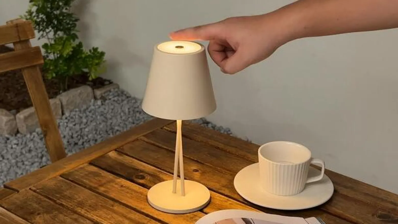 Lindby LED ladattava pöytävalaisin Janea, CROSS, beige, metallia