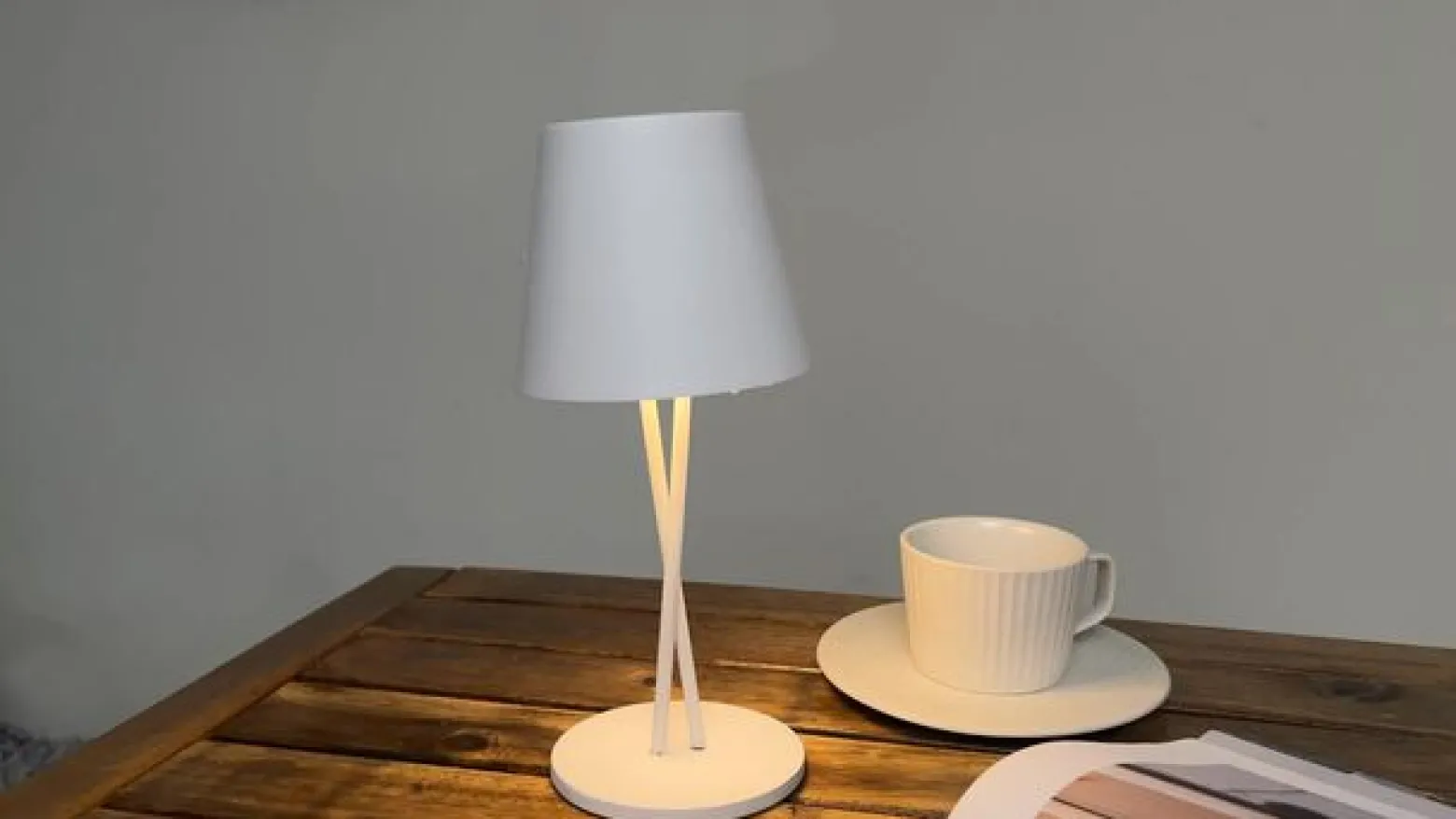 Lindby LED ladattava pöytävalaisin Janea CROSS, valkoinen, metallia