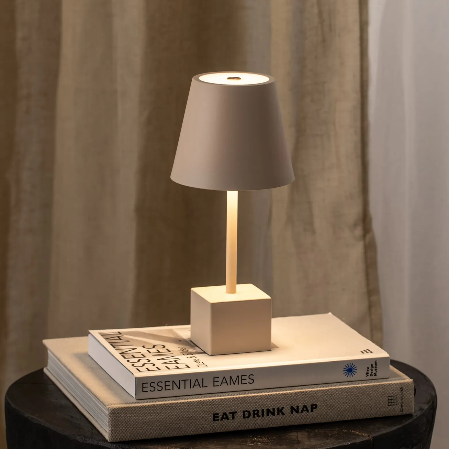 Lindby LED ladattava pöytävalaisin Janea CUBE, beige, metallia