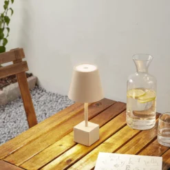Lindby LED ladattava pöytävalaisin Janea CUBE, beige, metallia